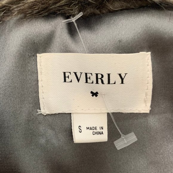Everly Fur Vest SZ S - Picture 2 of 2